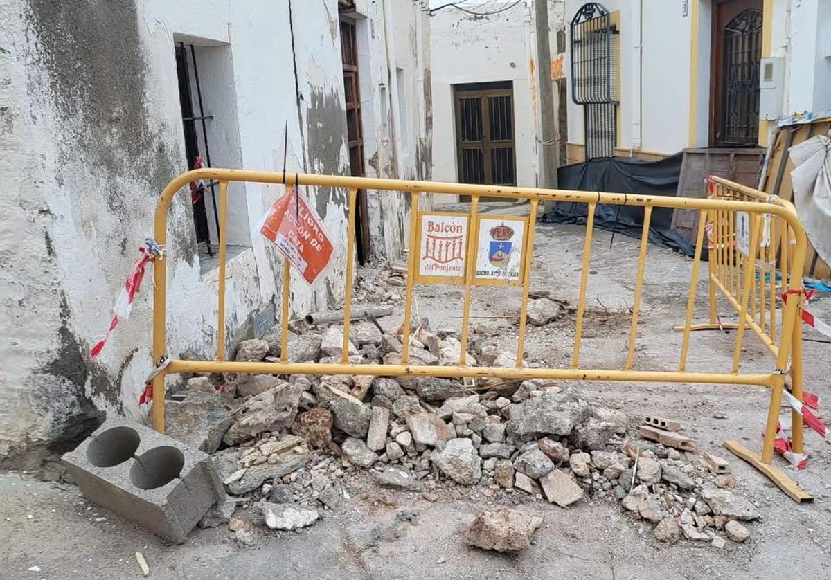 Solicitan tomar medidas ante el derribo de una casa en ruinas en felix | ideal