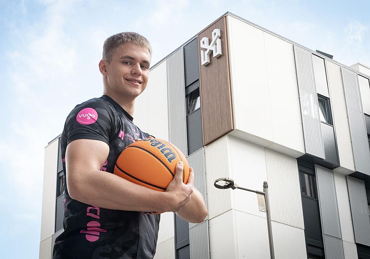 Stepan Topor, jugador de baloncesto de 17 años que juega en el CB Armilla, posa junto a la residencia Yugo Granada Salud, en la que vive desde hace meses.