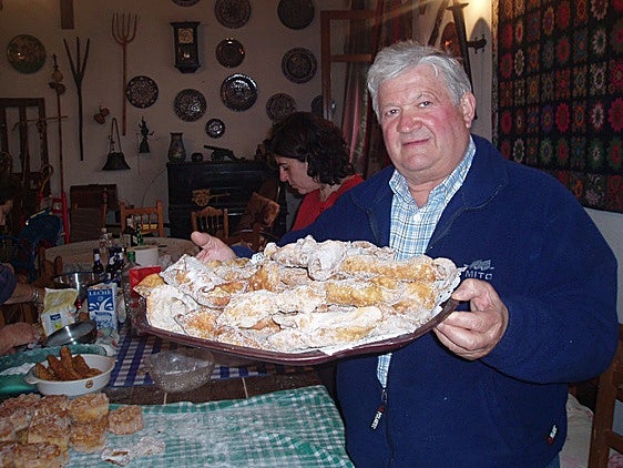 , José Rubio Alonso con una bandeja de dulces, cuando llegó a ser alcalde de Lanjarón durante dos legislatura