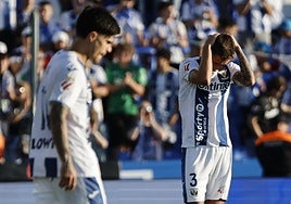 Los futbolistas del Leganés lamentan su descenso a Segunda división.