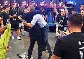 Óscar Cano, con camisa, recibe un abrazo durante la celebración del ascenso a Segunda división del Castellón en 2020.