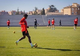 Oscar Naasei juega un balón durante un entrenamiento en la Ciudad Deportiva del Granada.