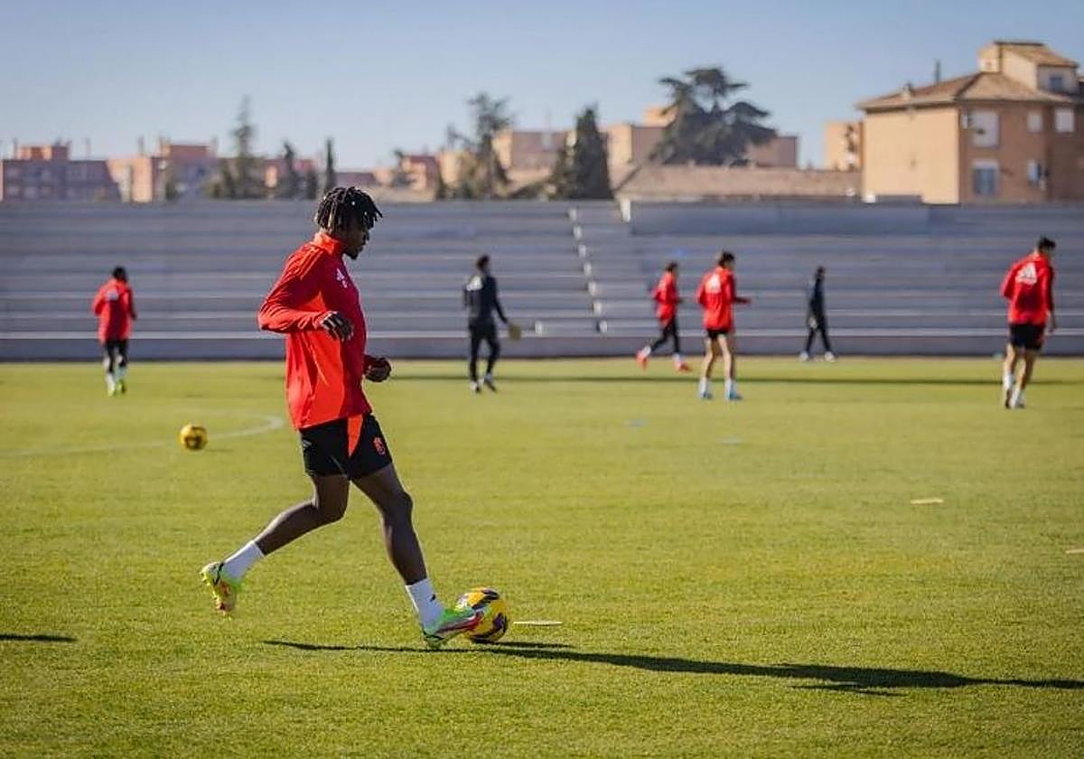 Oscar Naasei juega un balón durante un entrenamiento en la Ciudad Deportiva del Granada.