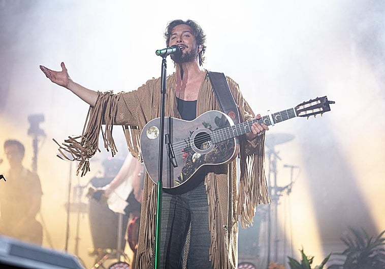 Manuel Carrasco durante el concierto de este viernes en la Plaza de Toros de Granada.