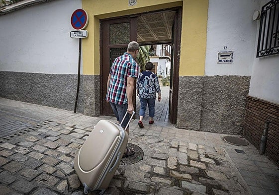 Clientes entrando a unos apartamentos turísticos del Realejo, en una imagen de archivo.