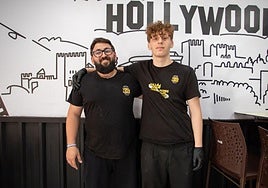 Bilal y su jefe Gabriel en la hamburguesería Hollywood Smash Buger.