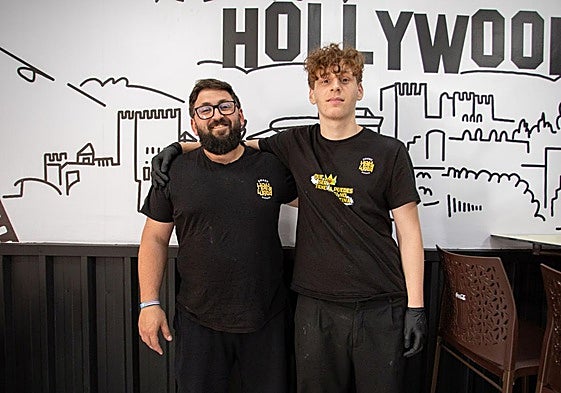 Bilal y su jefe Gabriel en la hamburguesería Hollywood Smash Buger.