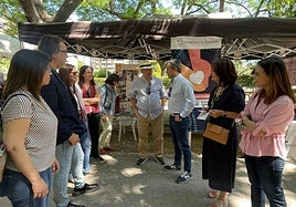 El alcalde, junto a un grupo de concejales, visitan la Feria de la Solidaridad.