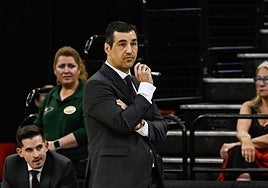 Pablo Pin, entrenador del Covirán, de pie, junto a Arturo Ruiz.