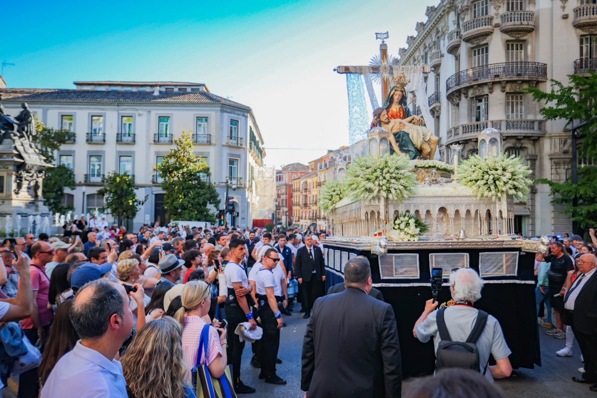 Las imágenes de una procesión histórica: la Alhambra desde Catedral a su templo