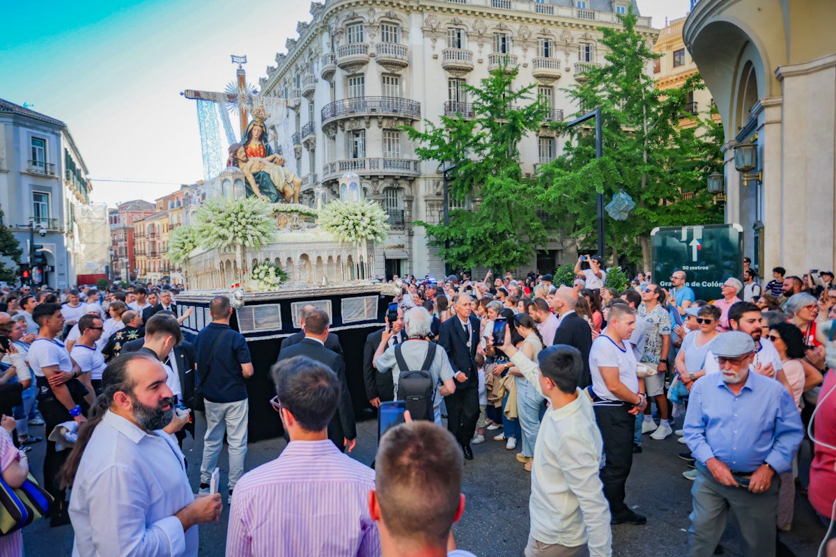 Las imágenes de una procesión histórica: la Alhambra desde Catedral a su templo