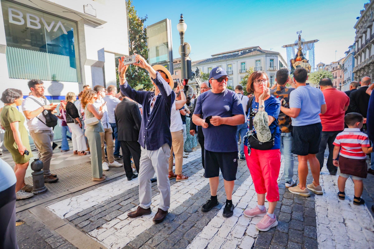 Las imágenes de una procesión histórica: la Alhambra desde Catedral a su templo