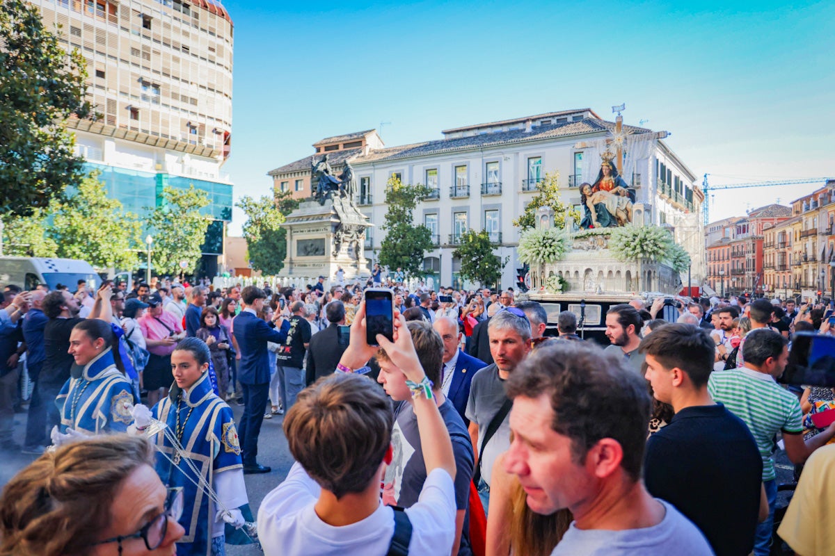 Las imágenes de una procesión histórica: la Alhambra desde Catedral a su templo