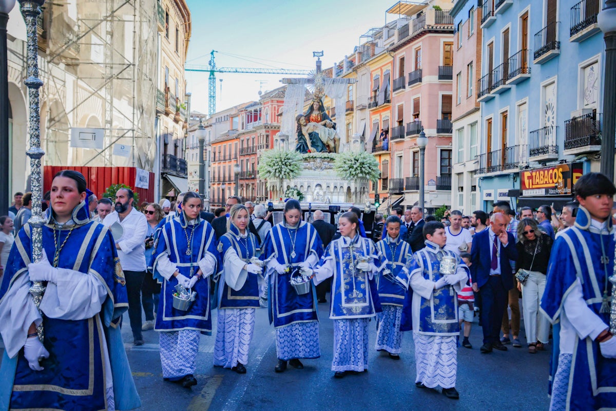 Las imágenes de una procesión histórica: la Alhambra desde Catedral a su templo