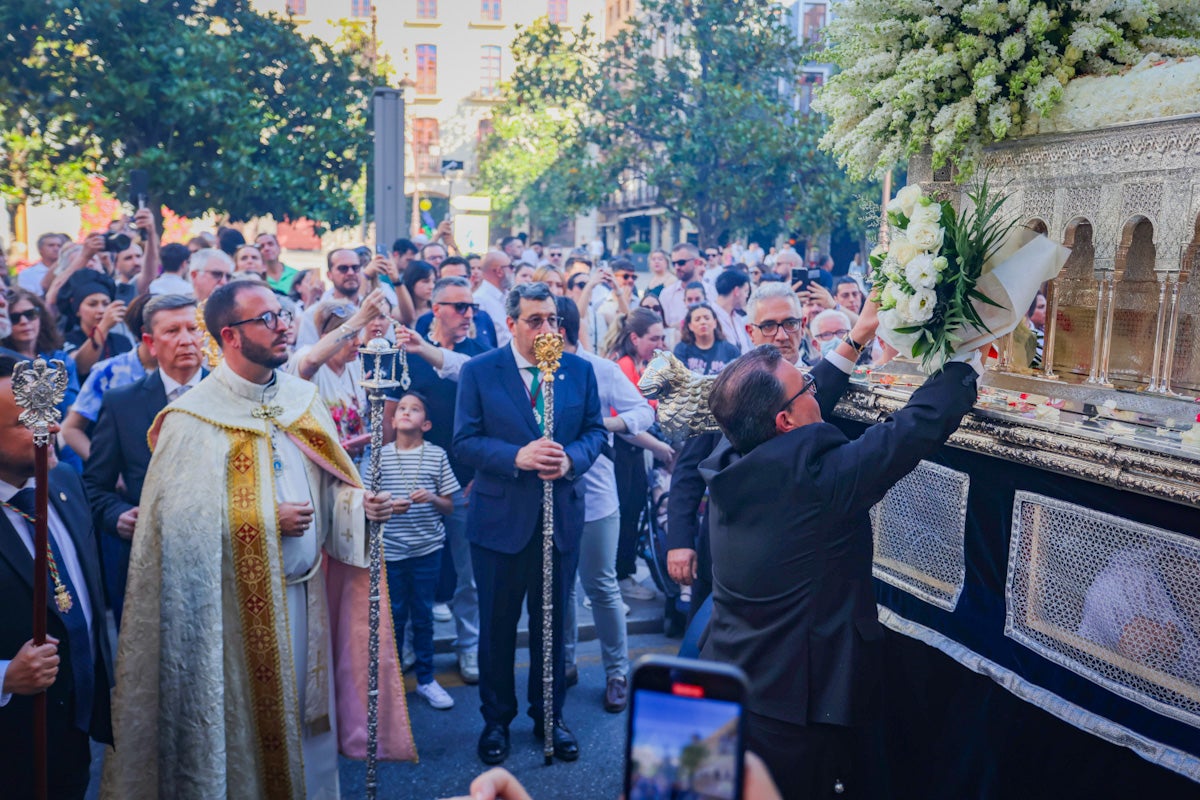 Las imágenes de una procesión histórica: la Alhambra desde Catedral a su templo