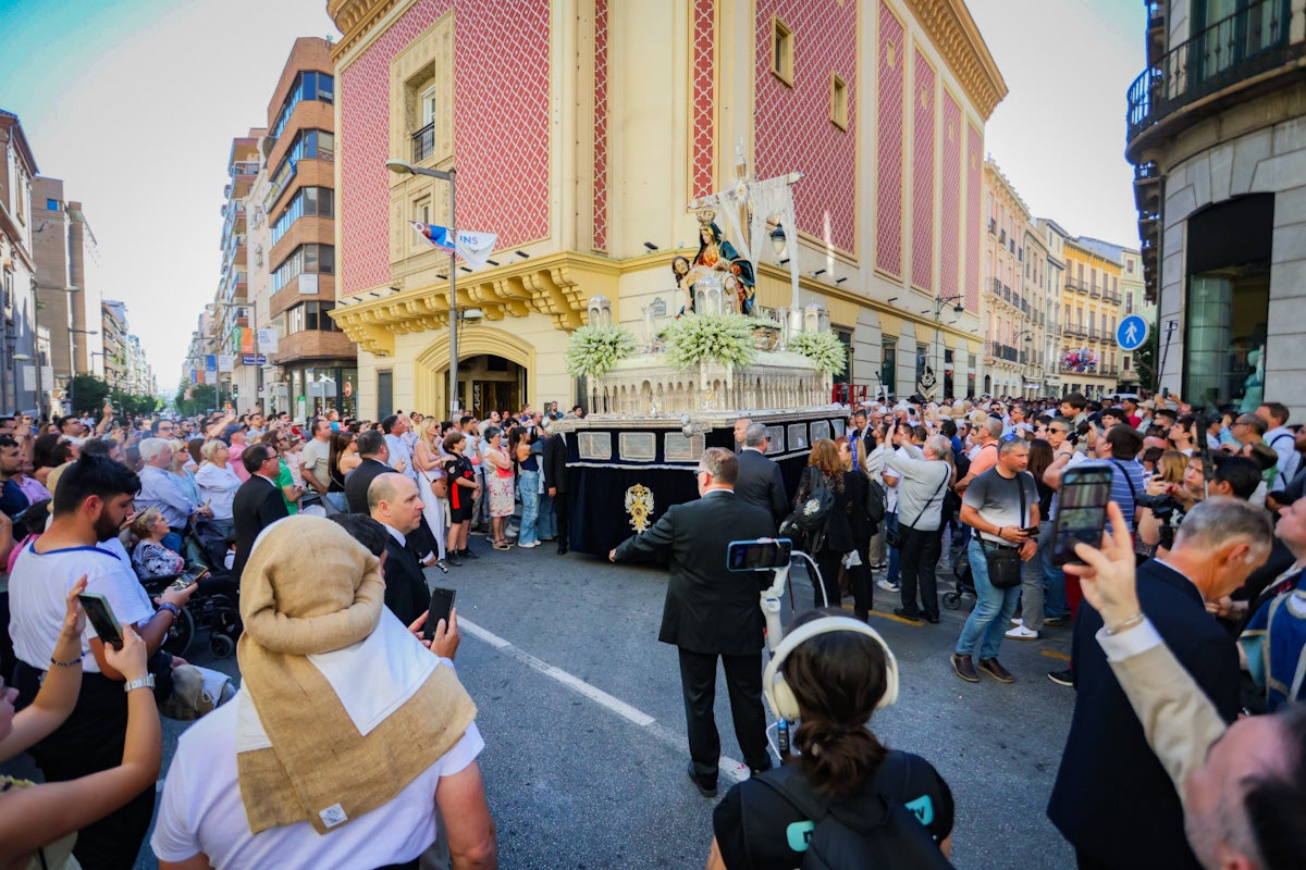 Las imágenes de una procesión histórica: la Alhambra desde Catedral a su templo