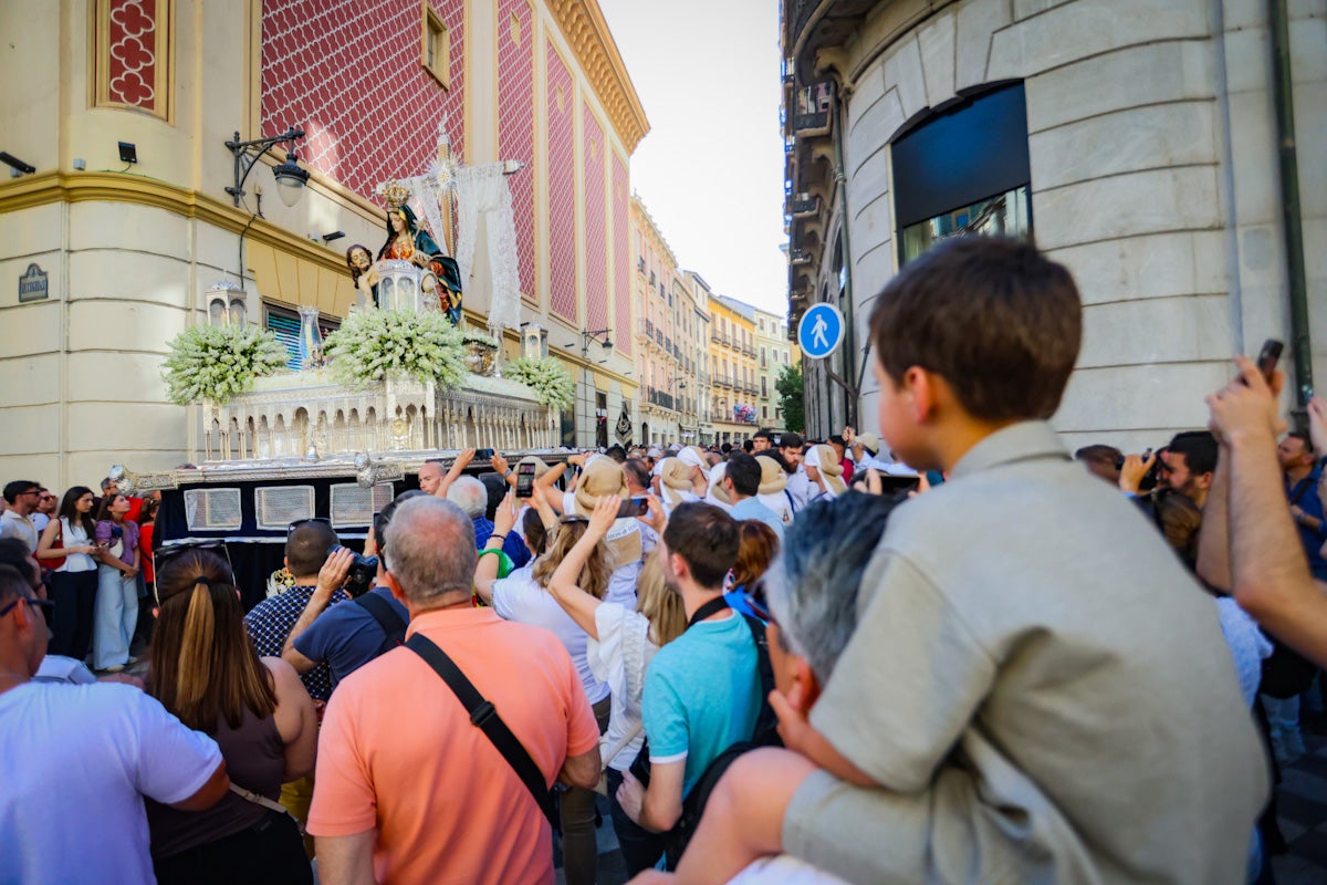 Las imágenes de una procesión histórica: la Alhambra desde Catedral a su templo