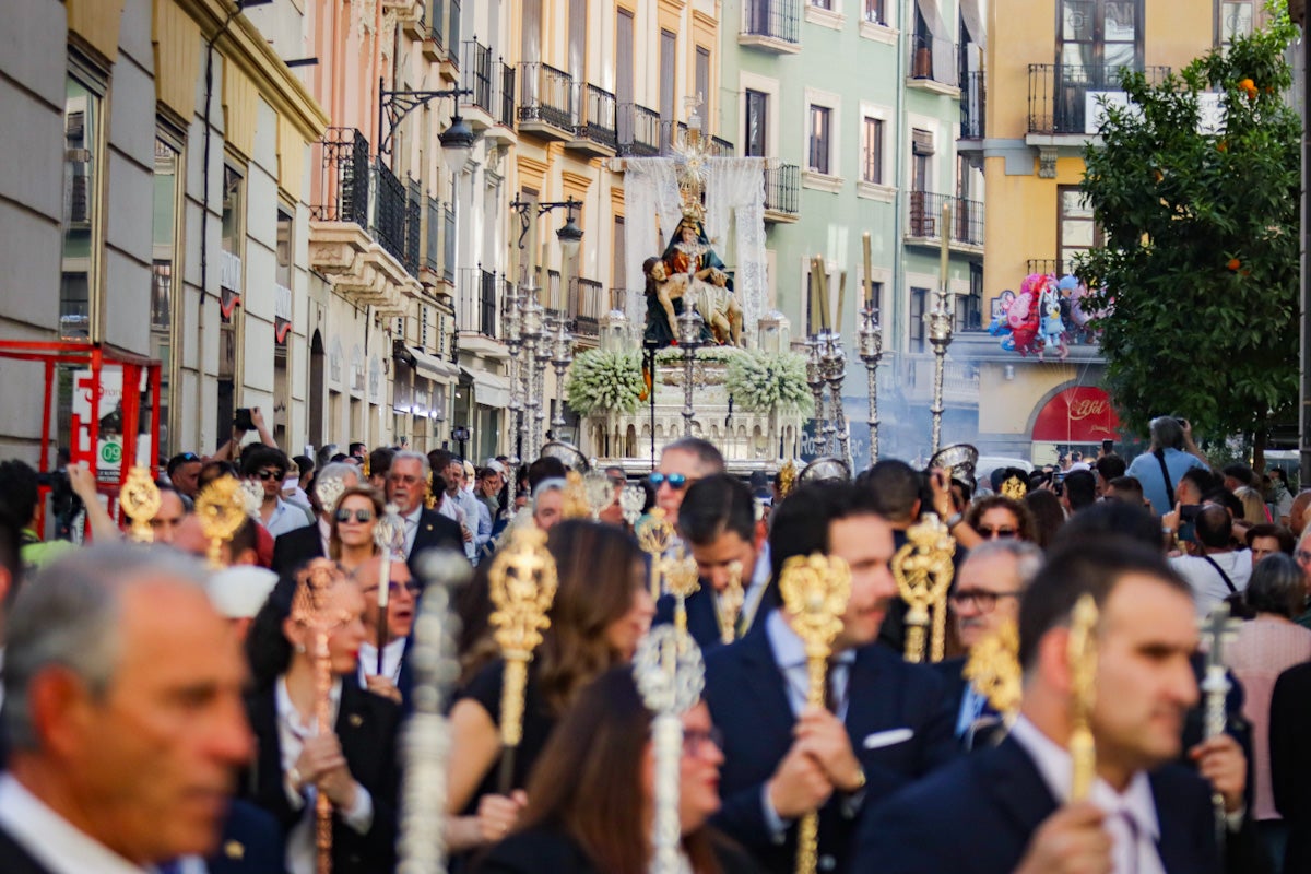 Las imágenes de una procesión histórica: la Alhambra desde Catedral a su templo