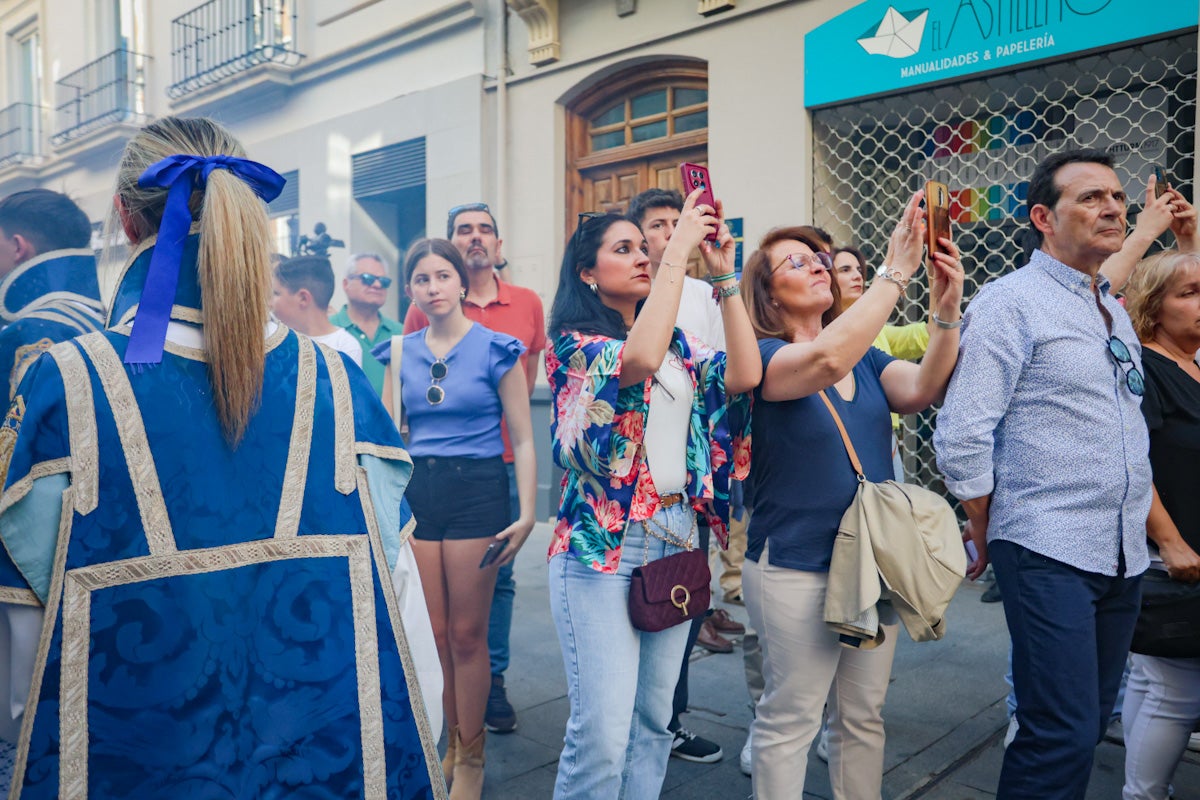 Las imágenes de una procesión histórica: la Alhambra desde Catedral a su templo