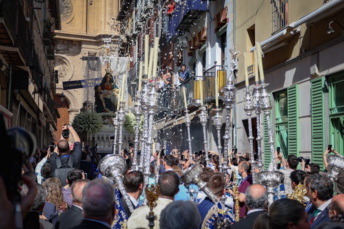 Las imágenes de una procesión histórica: la Alhambra desde Catedral a su templo