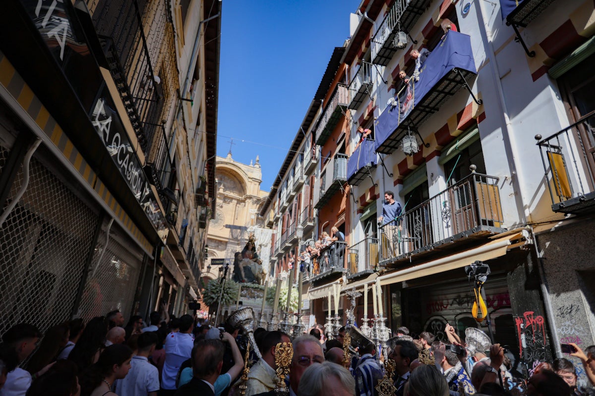 Las imágenes de una procesión histórica: la Alhambra desde Catedral a su templo