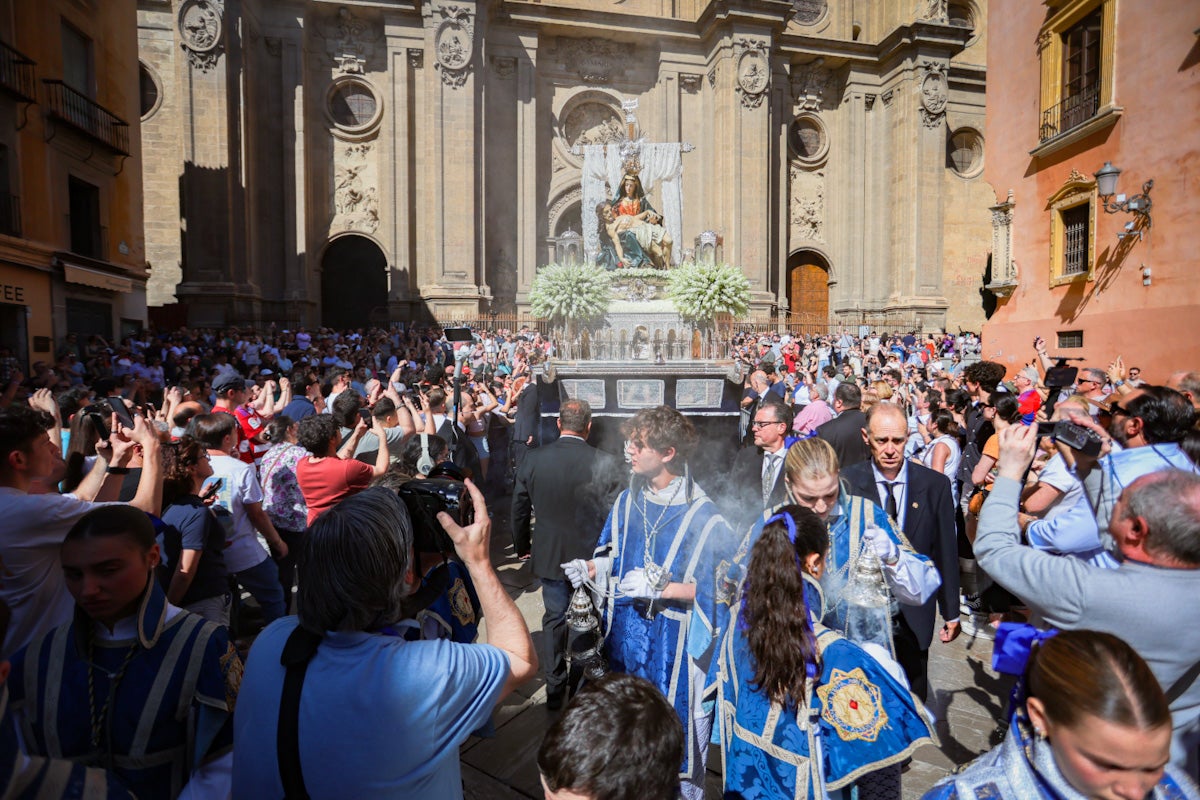 Las imágenes de una procesión histórica: la Alhambra desde Catedral a su templo