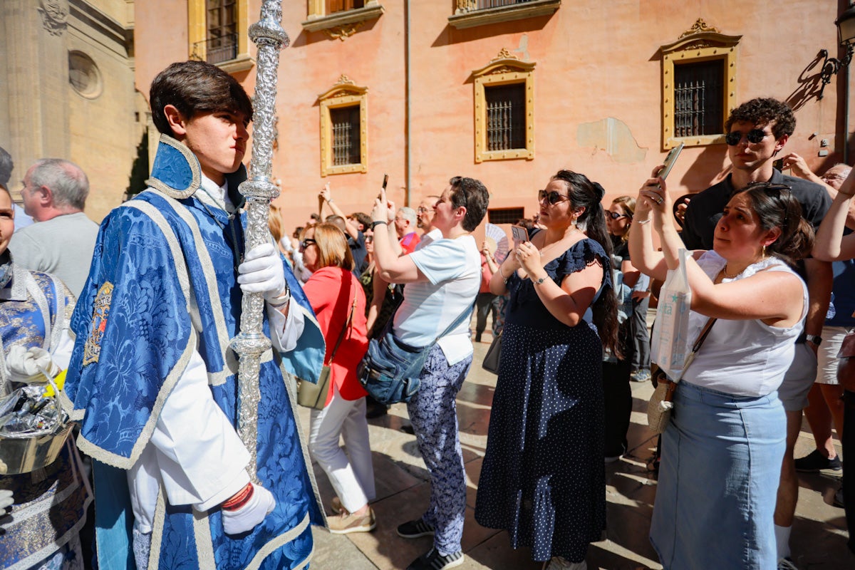 Las imágenes de una procesión histórica: la Alhambra desde Catedral a su templo