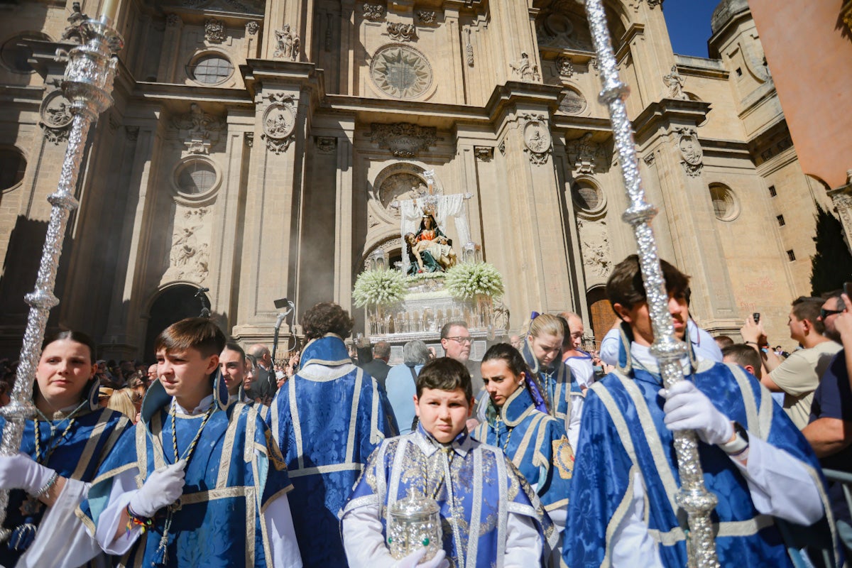 Las imágenes de una procesión histórica: la Alhambra desde Catedral a su templo