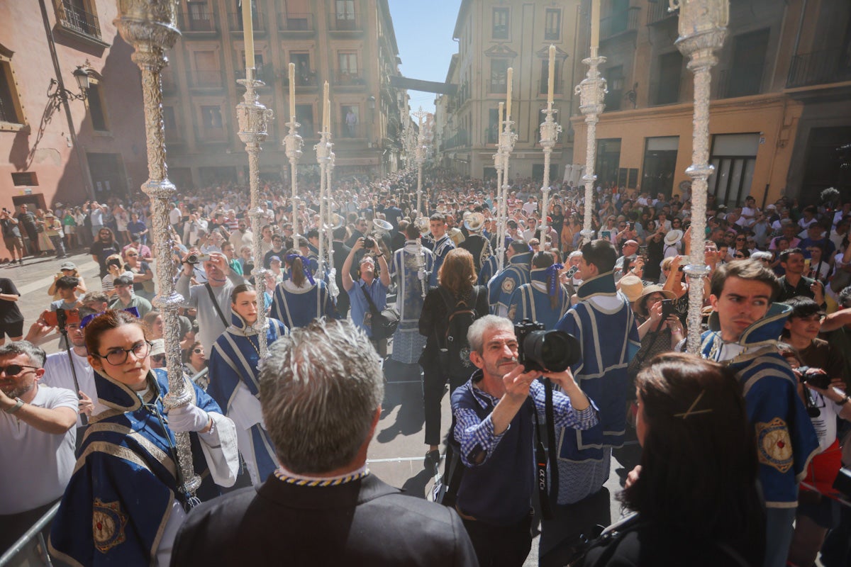 Las imágenes de una procesión histórica: la Alhambra desde Catedral a su templo
