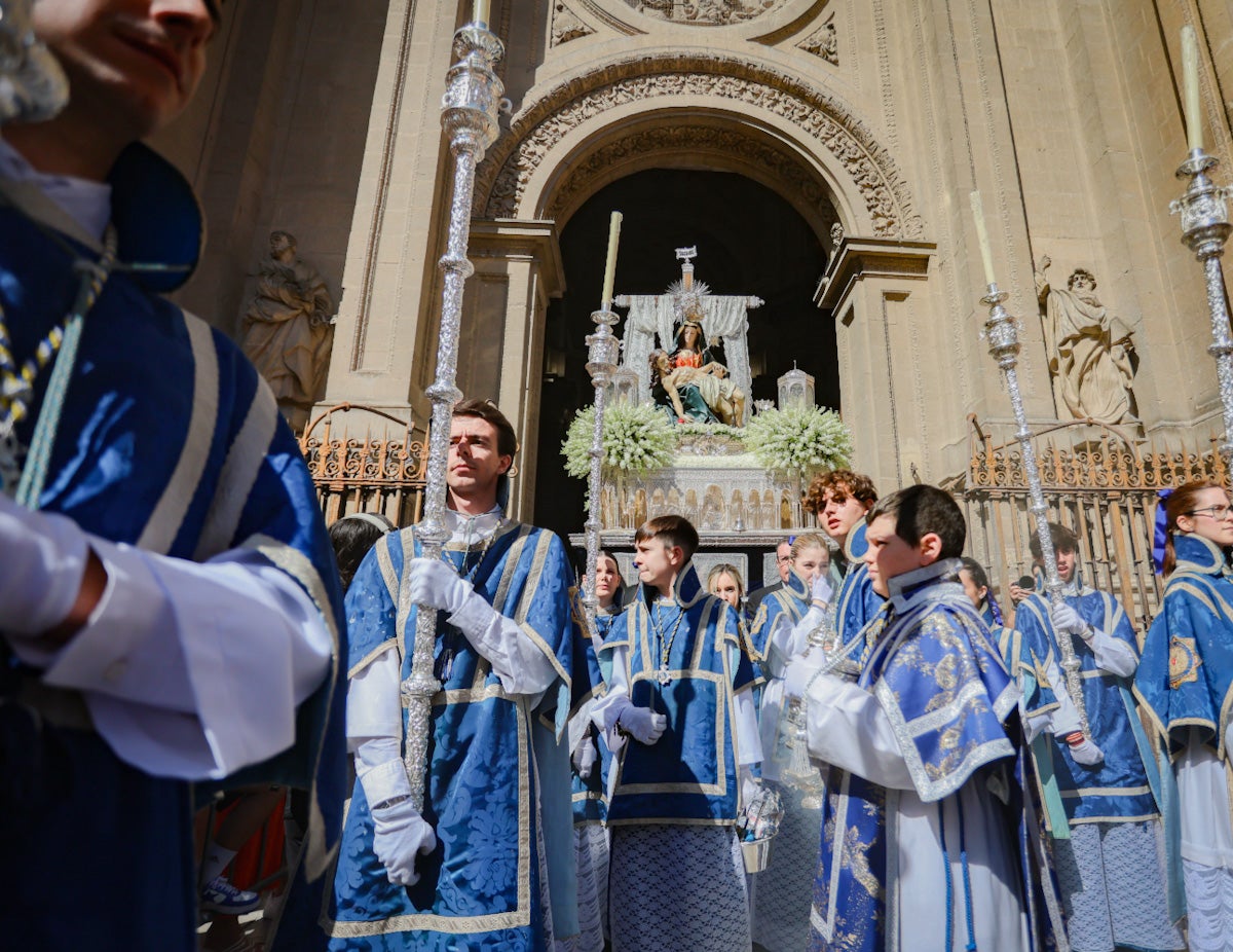 Las imágenes de una procesión histórica: la Alhambra desde Catedral a su templo