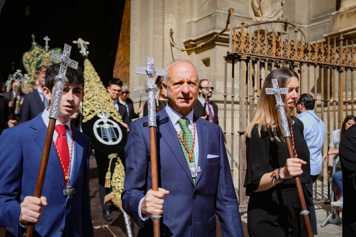 Las imágenes de una procesión histórica: la Alhambra desde Catedral a su templo