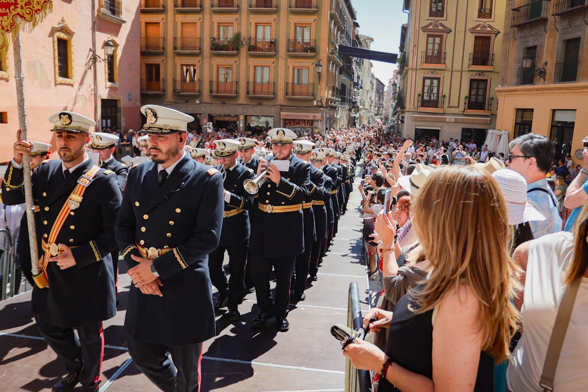 Las imágenes de una procesión histórica: la Alhambra desde Catedral a su templo