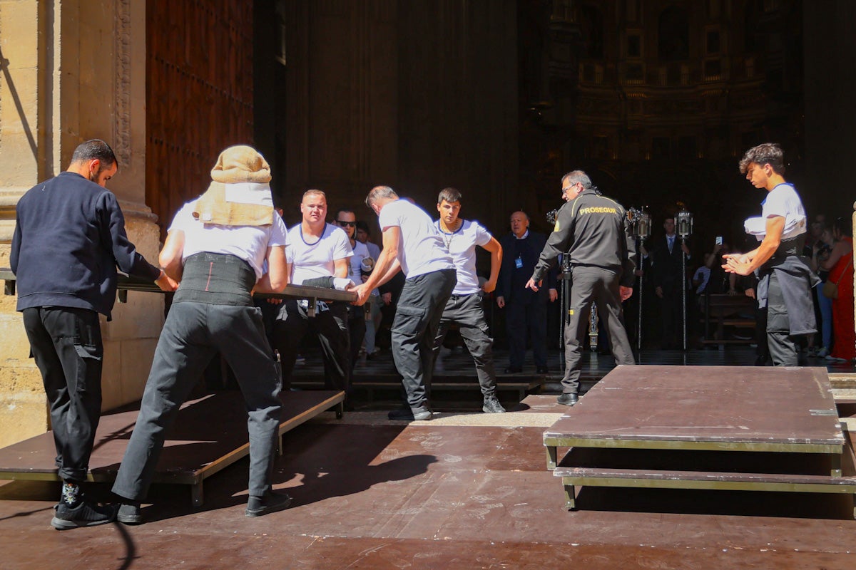 Las imágenes de una procesión histórica: la Alhambra desde Catedral a su templo