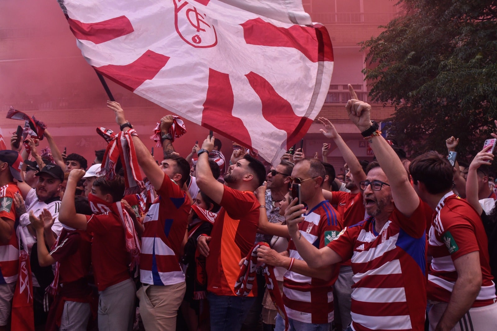 Así ha sido el espectacular recibimiento al Granada