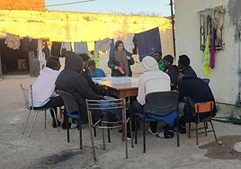 Taller de español de Almería Acoge en un asentamiento de la provincia.