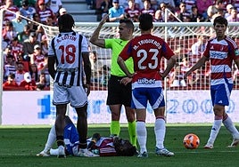 El colegiado Pérez Hernández, de amarillo, señala falta sobre Martin Hongla.