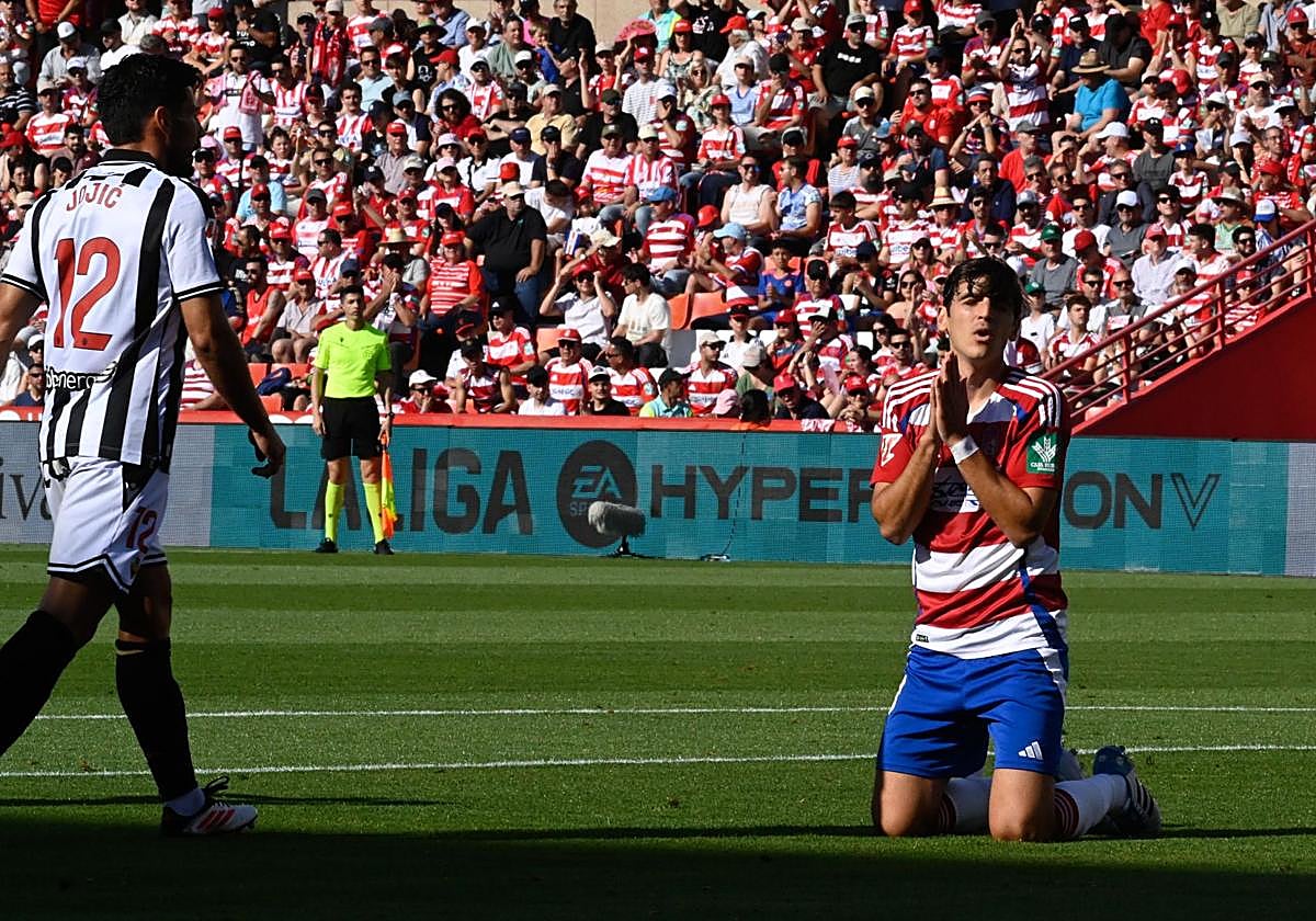Gonzalo Villar se lamenta sobre el césped durante el partido.