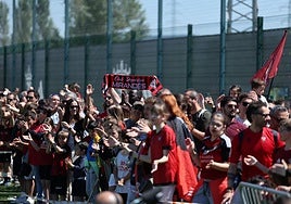 Apoyo de la afición del Mirandés a su equipo durante su entrenamiento este sábado.