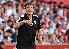 Pacheta llama al orden a uno de sus futbolistas.