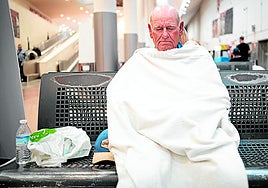 Pepe, a sus 71 años, lleva un año y medio cada noche en la estación.