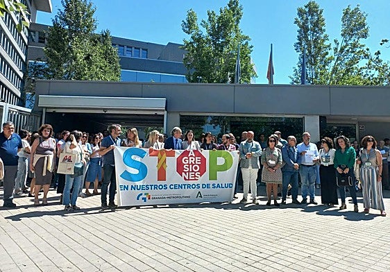 Protesta por agresiones a sanitarios en Granada en Joaquina Eguaras.