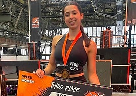 Marta Gutiérrez posa con su medalla en Ámsterdam.