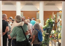 La capilla ardiente de Escámez ha quedado instalada en el salón de plenos, por deseo de la familia.