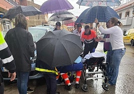 Una ambulancia atendió a la mujer que sufrió el golpe en el lugar de los hechos