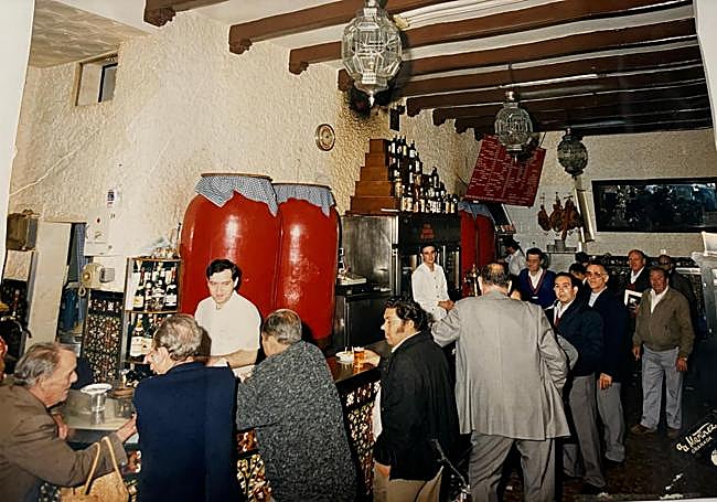 La Mancha. Los parroquianos en la barra de las Bodegas, con un joven Pepe Torres de camarero.