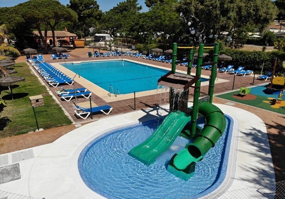 El camping de andalucía con un parque de aventuras, piscinas y centro de ocio que arrasa este verano | ideal