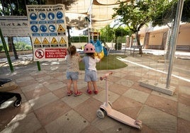 Niñas de Cenes miran el parque de la plaza Carlos Cano