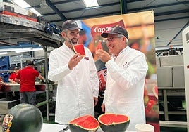 El cosnejero de Agricultura, Ramón Fernández-Pacheco, degusta sandía junto a Pedro Caparrós.