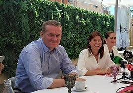 Fátima Herrera, con Raúl Enríquez y Carmen Aguilar en su presentación como portavoz.
