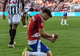 Lucas Boyé aprieta los puños arrodillado sobre el césped al acabar el partido.